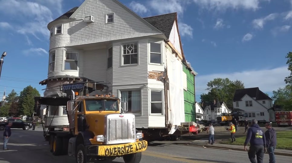 Trasladar una casa histórica ya se ha hecho en Maine. (Foto: WHAS11 / YouTube)