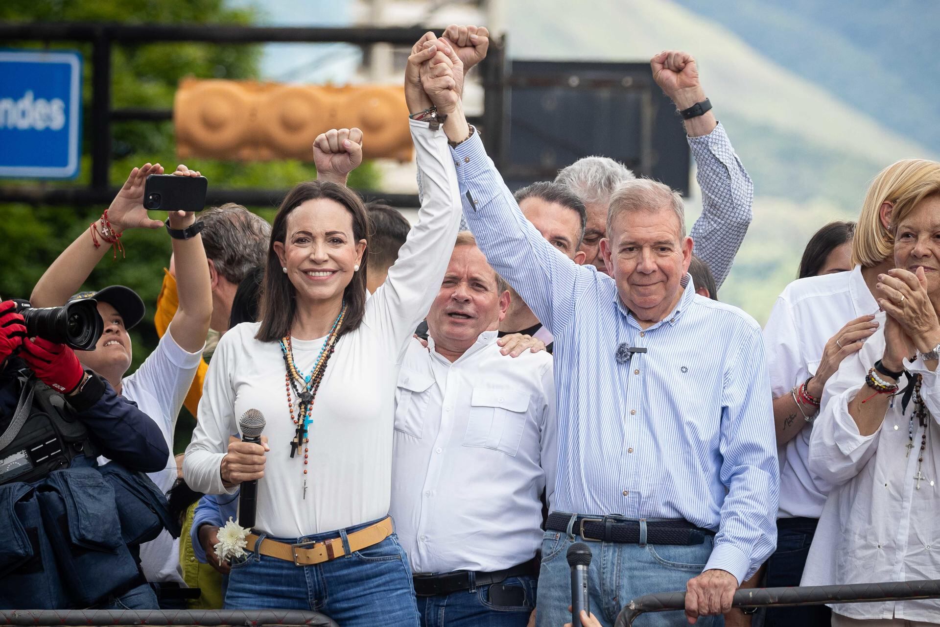 La líder opositora venezolana María Corina Machado (i) y el entonces candidato a la presidencia de Venezuela Edmundo González Urrutia durante una manifestación, en Caracas (Venezuela). EFE/ Ronald Peña ARCHIVO