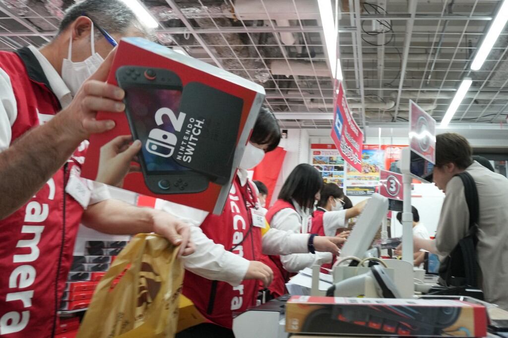 Los clientes compran la Nintendo Switch 2 en una tienda de electrónica de Tokio el 5 de junio de 2025. (Foto de Kazuhiro NOGI / AFP)