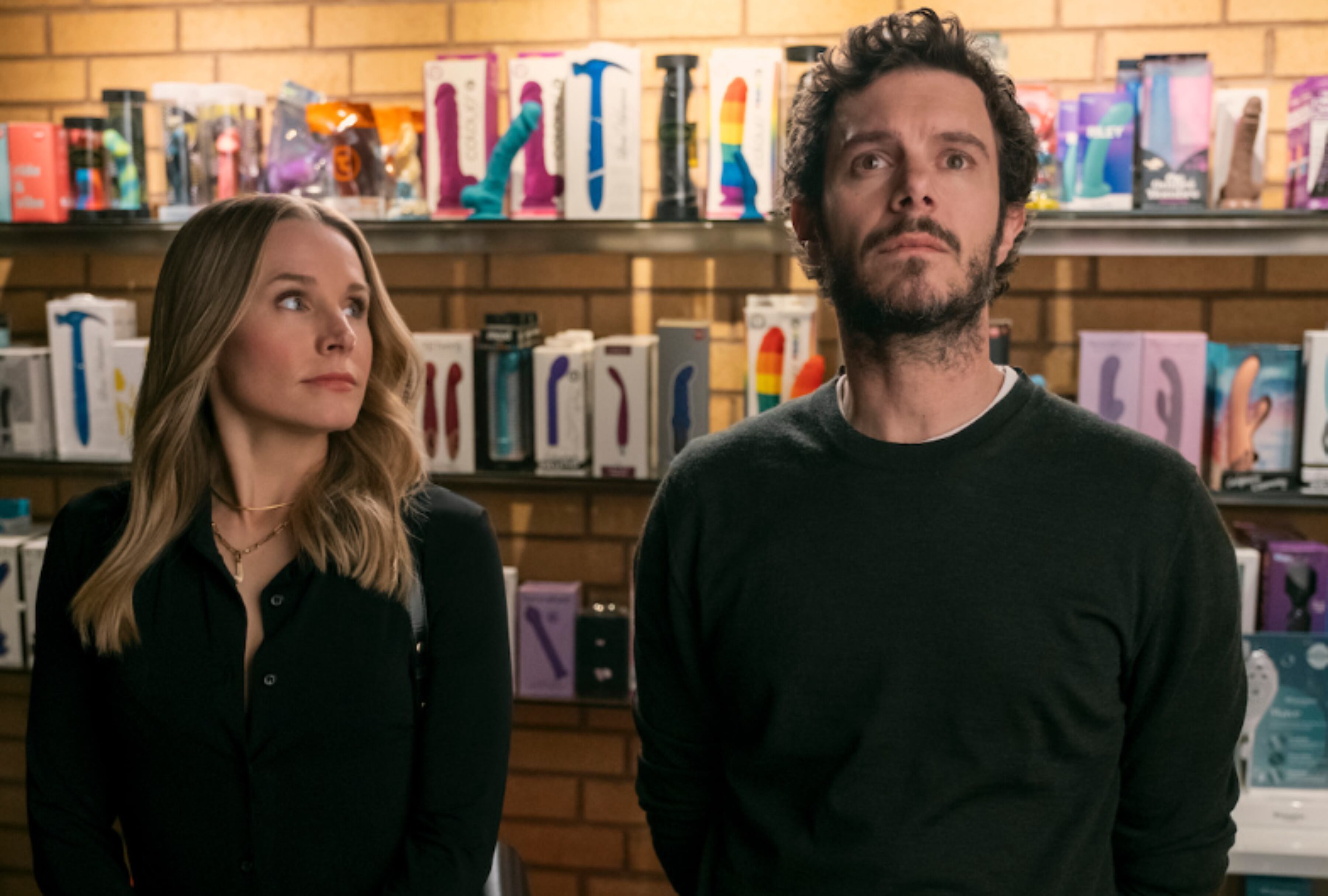 Los protagonistas de “Nobody Wants This” en un sex shop (Foto: Netflix)