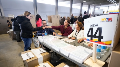 Votaciones para las elecciones colombianas en el Pabellón de Convenciones de la Casa de Campo en Madrid, el 8 de marzo de 2026. (Borja Sánchez Trillo / EFE)