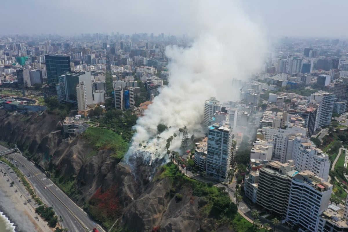 Cerca de 20 unidades del Cuerpo General de Bomberos Voluntarios del Perú participan en las labores para controlar el incendio registrado en la Costa Verde. (Foto: Julio Reaño /@PHOTO.GEC)
