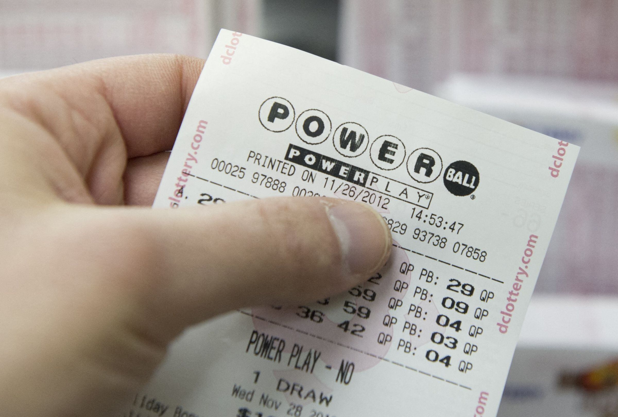 Revisa esta nota para conocer los números ganadores del Powerball en el sorteo del 19/01/2026 y averiguar si el premio mayor ya tiene dueño. (Foto: SAUL LOEB / AFP)