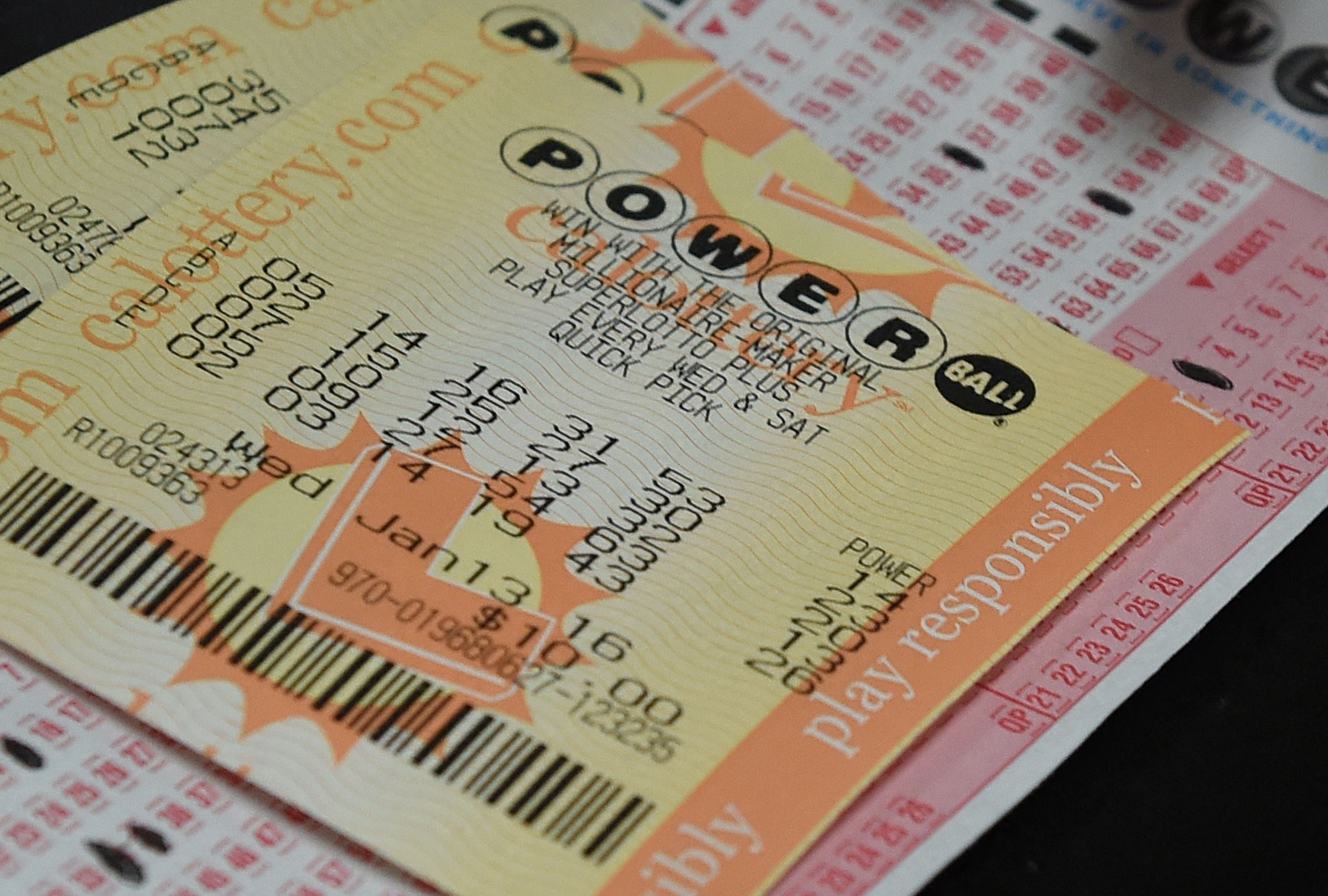 En esta nota conocerás los resultados del sorteo del Powerball del miércoles 25 de febrero y descubrir si alguien se quedó con el premio mayor. (Foto: MARK RALSTON / AFP)