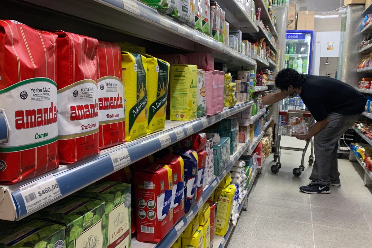 El índice de precios al consumidor de enero coincidió con las estimaciones previas que había hecho el gobierno del ultraliberal Javier Milei. (Foto por Luis ROBAYO / AFP)