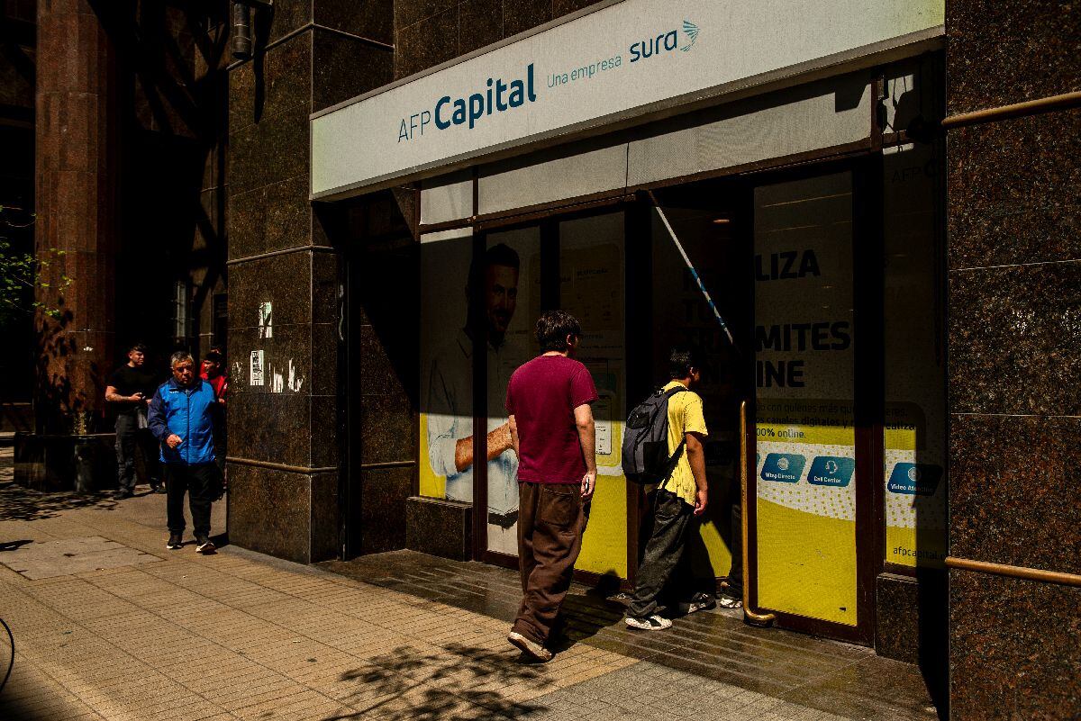 Peatones cerca de una oficina de la Administradora de Fondos de Pensiones (AFP) Capital en Santiago, Chile.