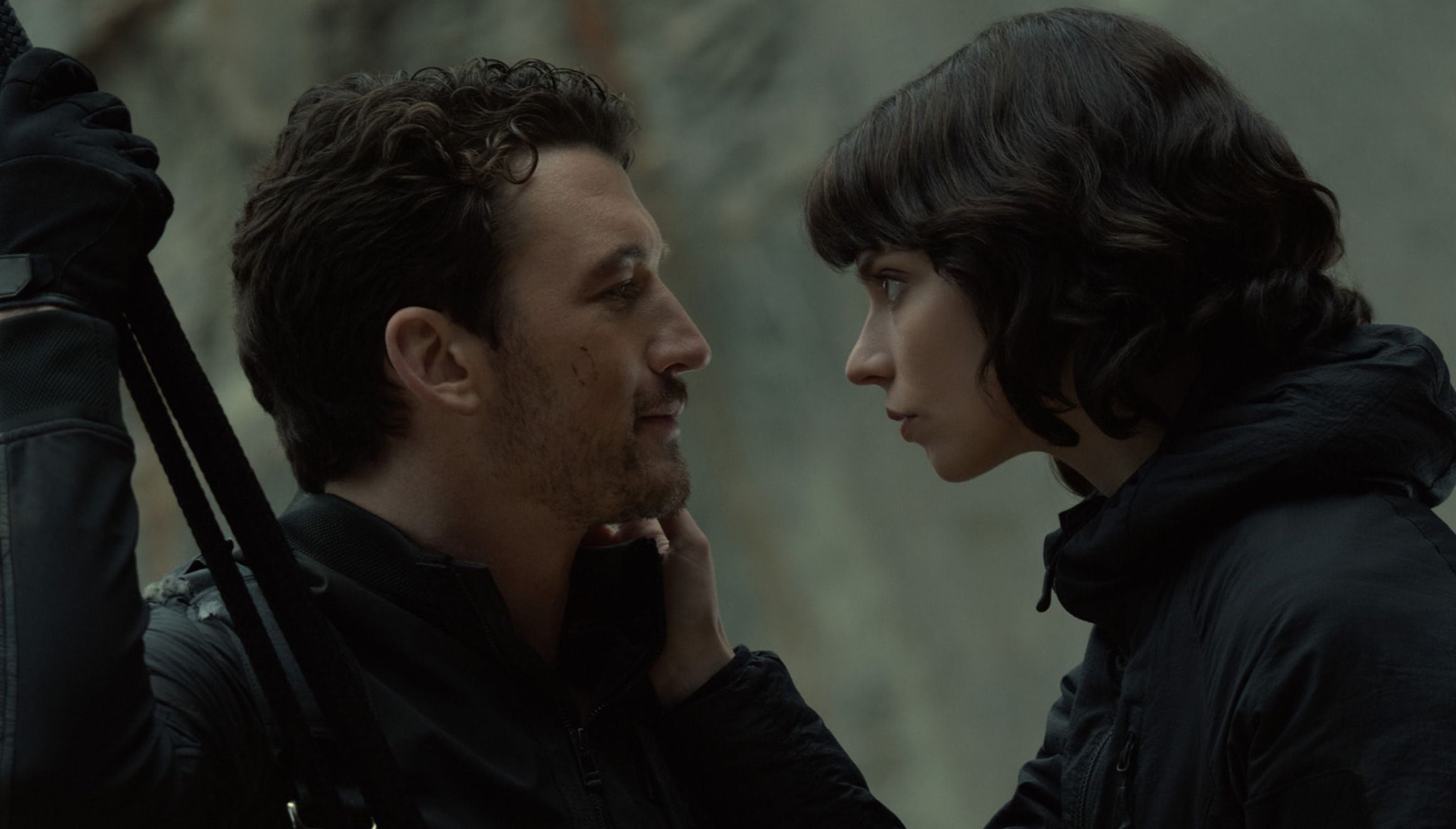 Miles Teller como Levi Kane y Anya Taylor-Joy como Drasa en una escena de la película "The Gorge" (Foto: Apple TV+)