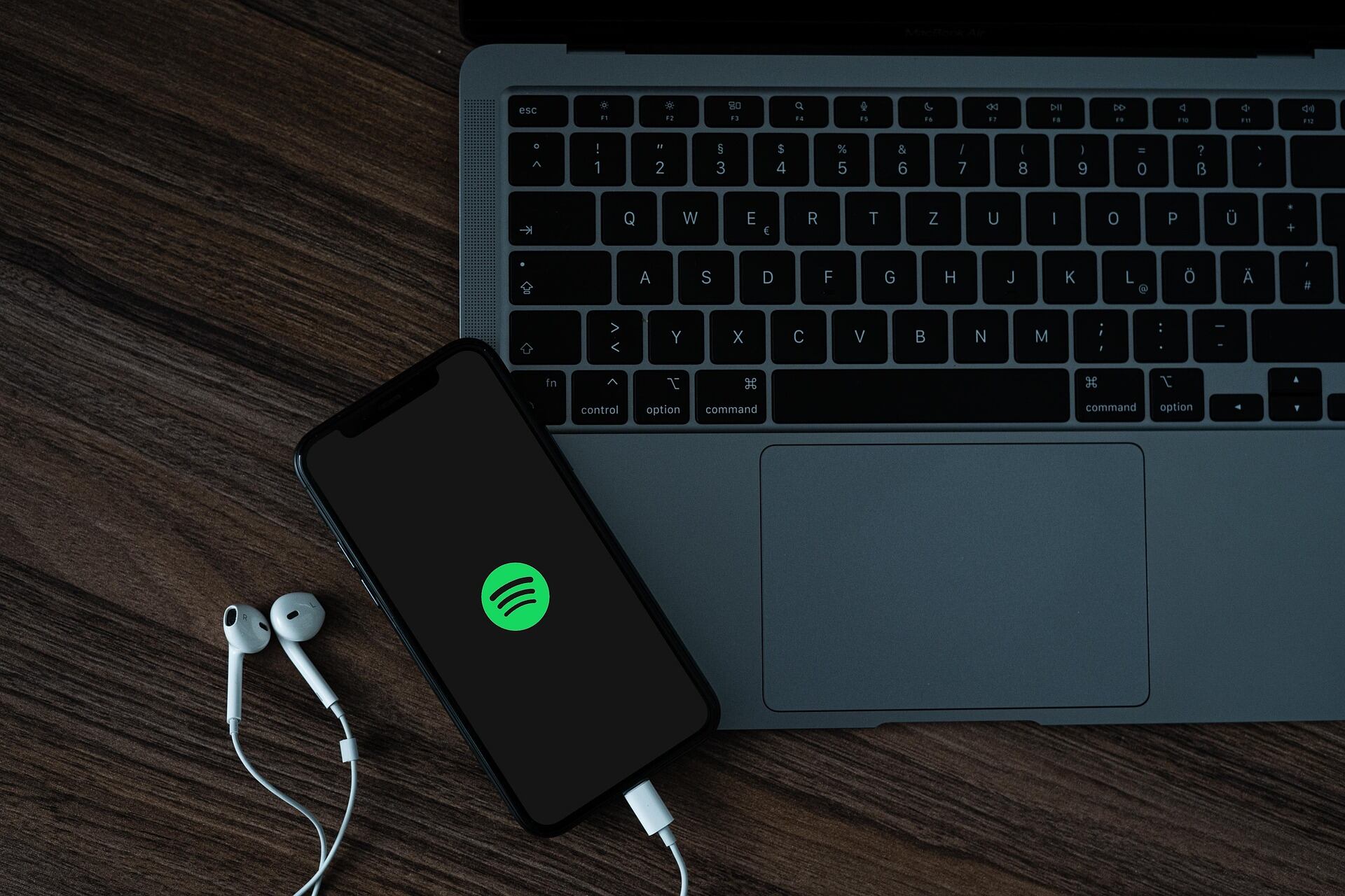 Spotify ha dado a conocer que se encuentran trabajando para encontrar una solución, declarando que hacen pruebas rutinarias para resolver este asunto, lo que puede explicar cómo los contenidos aparecen y reaparecen sin previo aviso. (Foto: Pixabay)