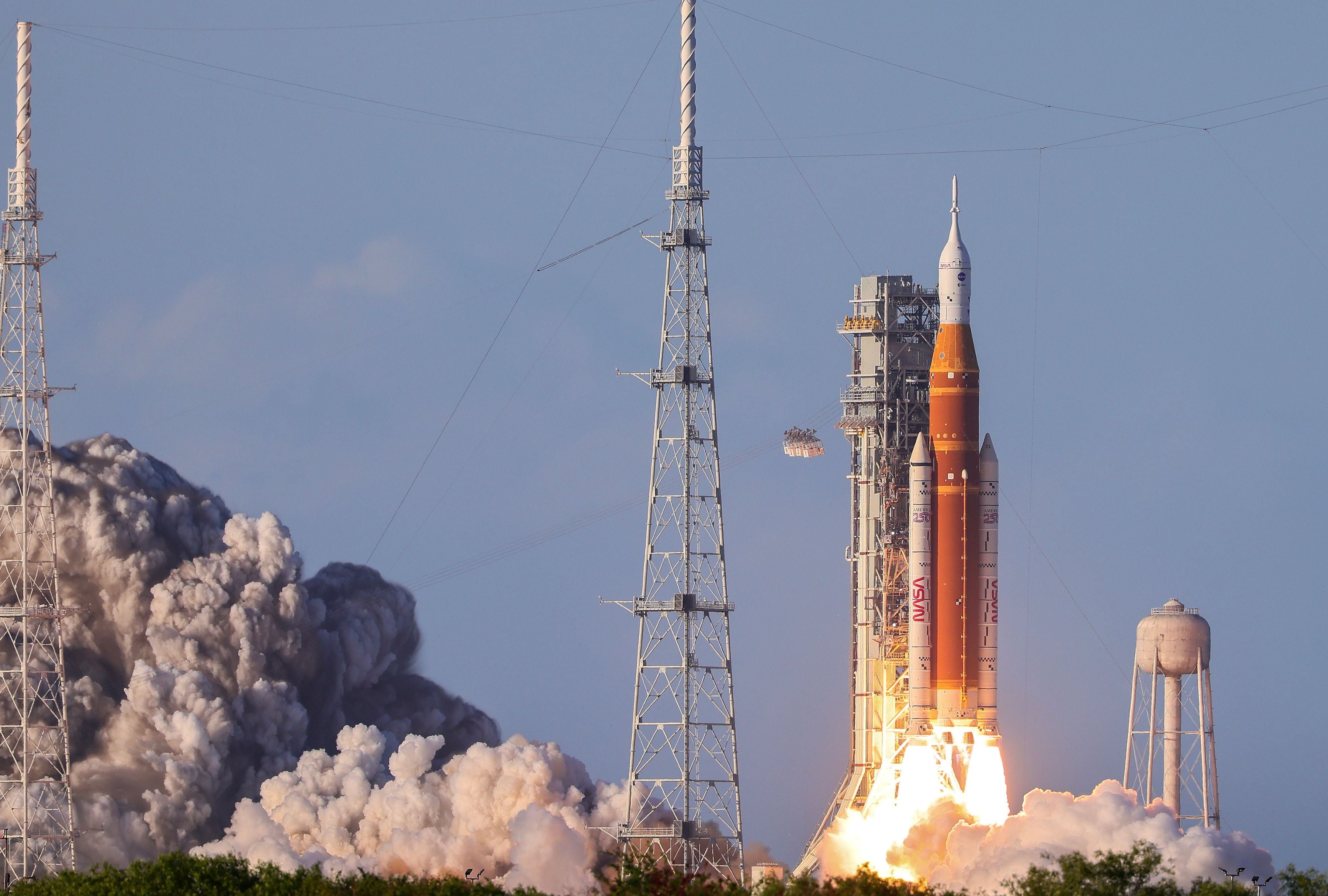 El cohete SLS con la cápsula Orion para la misión Artemis II se eleva desde la Plataforma 39B en el Centro Espacial Kennedy de la NASA. (Foto: EFE/EPA/CRISTOBAL HERRERA-ULASHKEVICH)