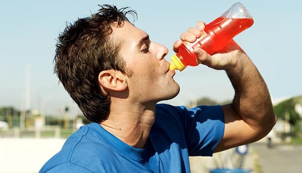 Si bien en un inicio las bebidas rehidratantes fueron elaborados para deportistas, en los últimos años se ha incrementado su penetración en los hogares. (Foto: Difusión)