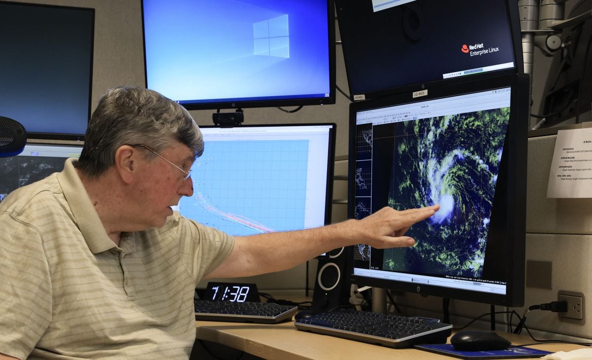 Jack Beven, especialista sénior en huracanes, monitorea la tormenta tropical Erin el 13 de agosto de 2025 en el Centro Nacional de Huracanes en Miami, Florida (Foto: Joe Raedle/Getty Images/AFP)