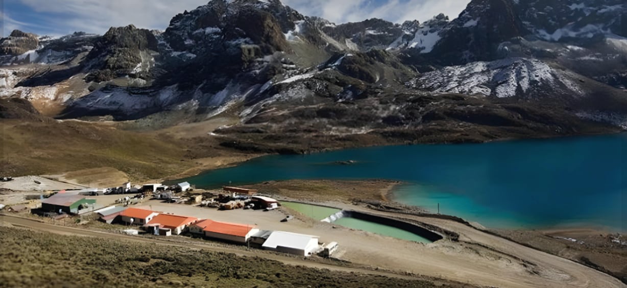La obra incluyó además la construcción y mejoramiento de una carretera de 14 kilómetros para articular el transporte de mineral, equipos y personal. (Foto: Volcan)