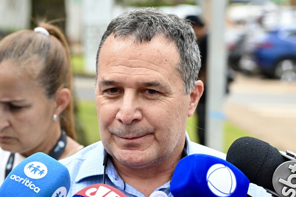 El médico del expresidente brasileño Jair Bolsonaro, Claudio Birolini, habla con periodistas frente al Hospital DF Star en Brasilia tras el alta de Bolsonaro el 17 de septiembre de 2025. (Foto de Evaristo Sa / AFP)