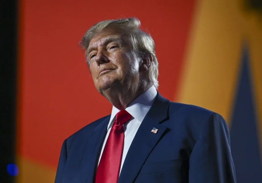 Trump propuso consultar a los ciudadanos cuál debería ser el nuevo nombre de la inteligencia artificial y puso sobre la mesa tres alternativas. Foto: EFE/ EPA/ Albert Pena.