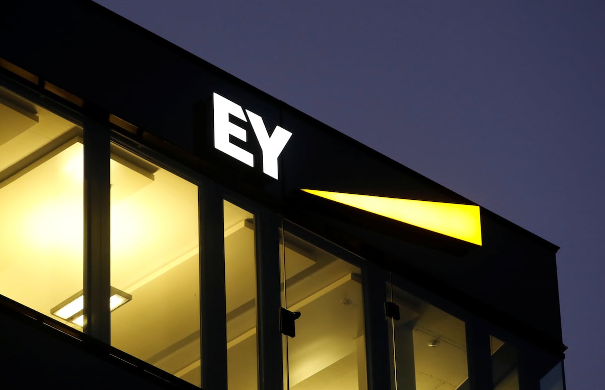 El logo de Ernst & Young se luce en una oficina en Zérich, Suiza el 24 de octubre, 2018. REUTERS/Arnd Wiegmann/Files