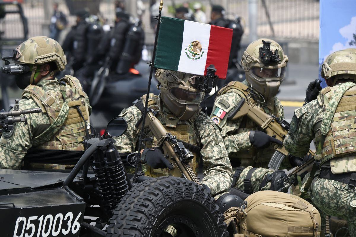 Miembros de las fuerzas especiales de la Armada de México participan en el desfile militar por el 211 aniversario del Día de la Independencia en la Plaza del Zócalo de la Ciudad de México el 16 de septiembre de 2021 (Foto: Alfredo Estrella / AFP)