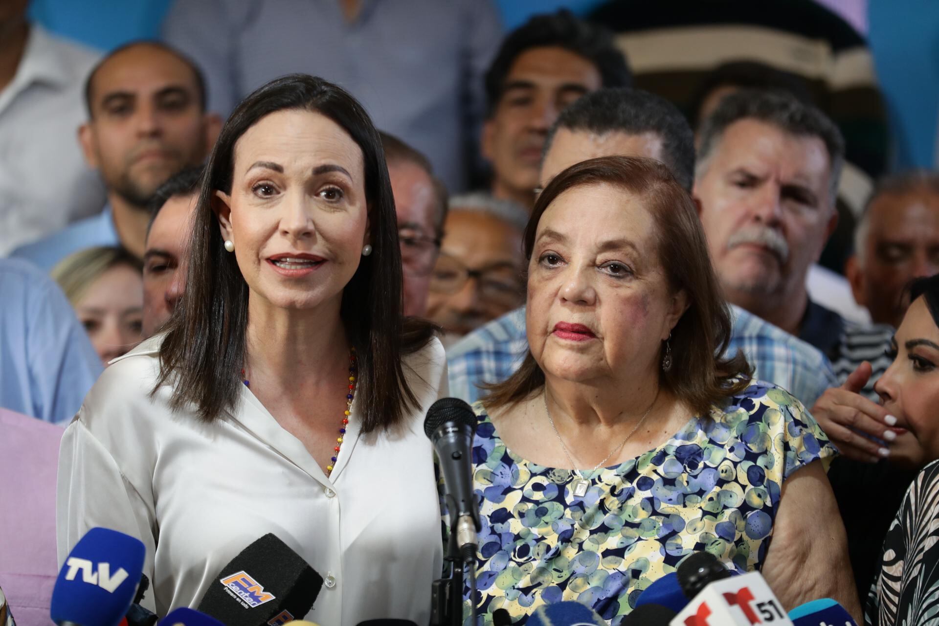 María Corina Machado (izq.) presenta durante una rueda de prensa a la historiadora Corina Yoris como candidata para las elecciones presidenciales. (Foto: EFE).