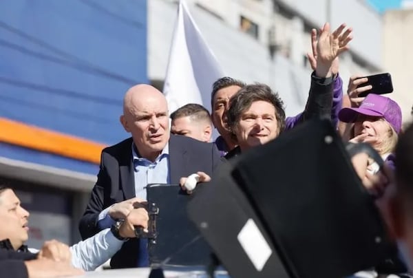 El presidente de Argentina, Javier Milei, saluda durante un acto de campaña de candidatos de su partido este miércoles, en Lomas de Zamora (Argentina). EFE/ Juan Ignacio Roncoroni