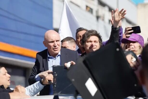 El presidente de Argentina, Javier Milei, saluda durante un acto de campaña de candidatos de su partido este miércoles, en Lomas de Zamora (Argentina). EFE/ Juan Ignacio Roncoroni