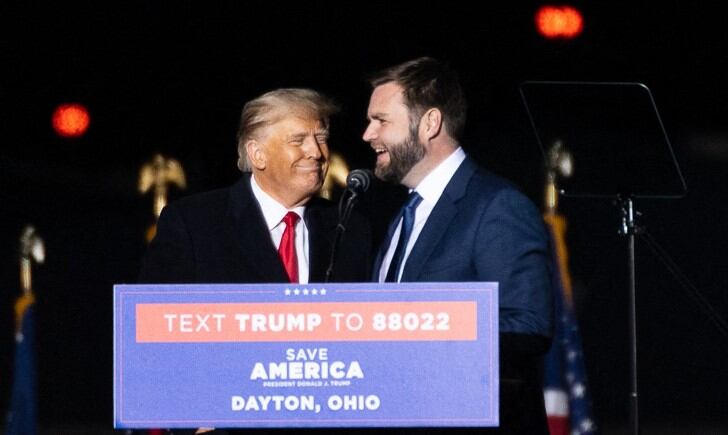La organización Voto Latino cargó este lunes contra J.D. Vance, el recién nombrado candidato a vicepresidente y fórmula del expresidente Donald Trump. (Foto de Megan JELINGER / AFP).