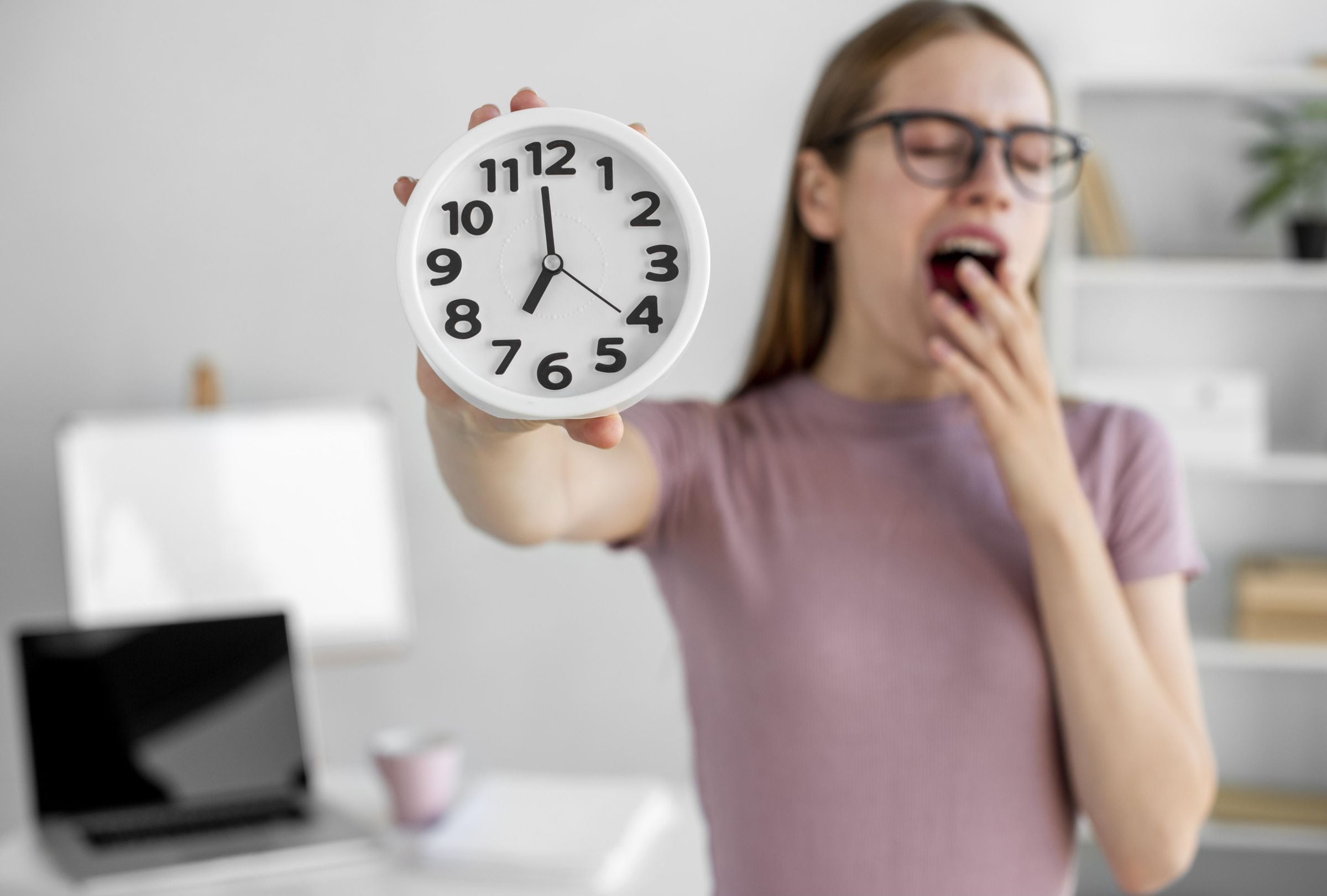 Con el horario de verano, una persona se debe levantar una hora antes (Foto: Diseñado por Freepik)