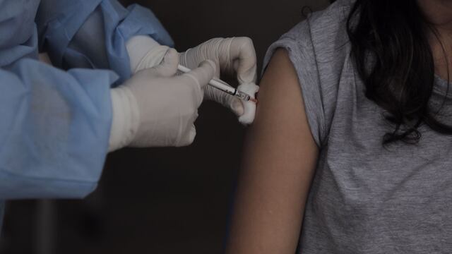 Vacuna Sinopharm requiere una tercera dosis: ¿cómo afecta al país este anuncio de la OMS?
