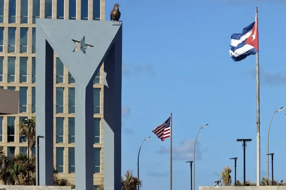 Fotografía de archivo que muestra las banderas de Estados Unidos y Cuba frente la Embajada de Estados Unidos, en La Habana. Foto: EFE/ Ernesto Mastrascusa