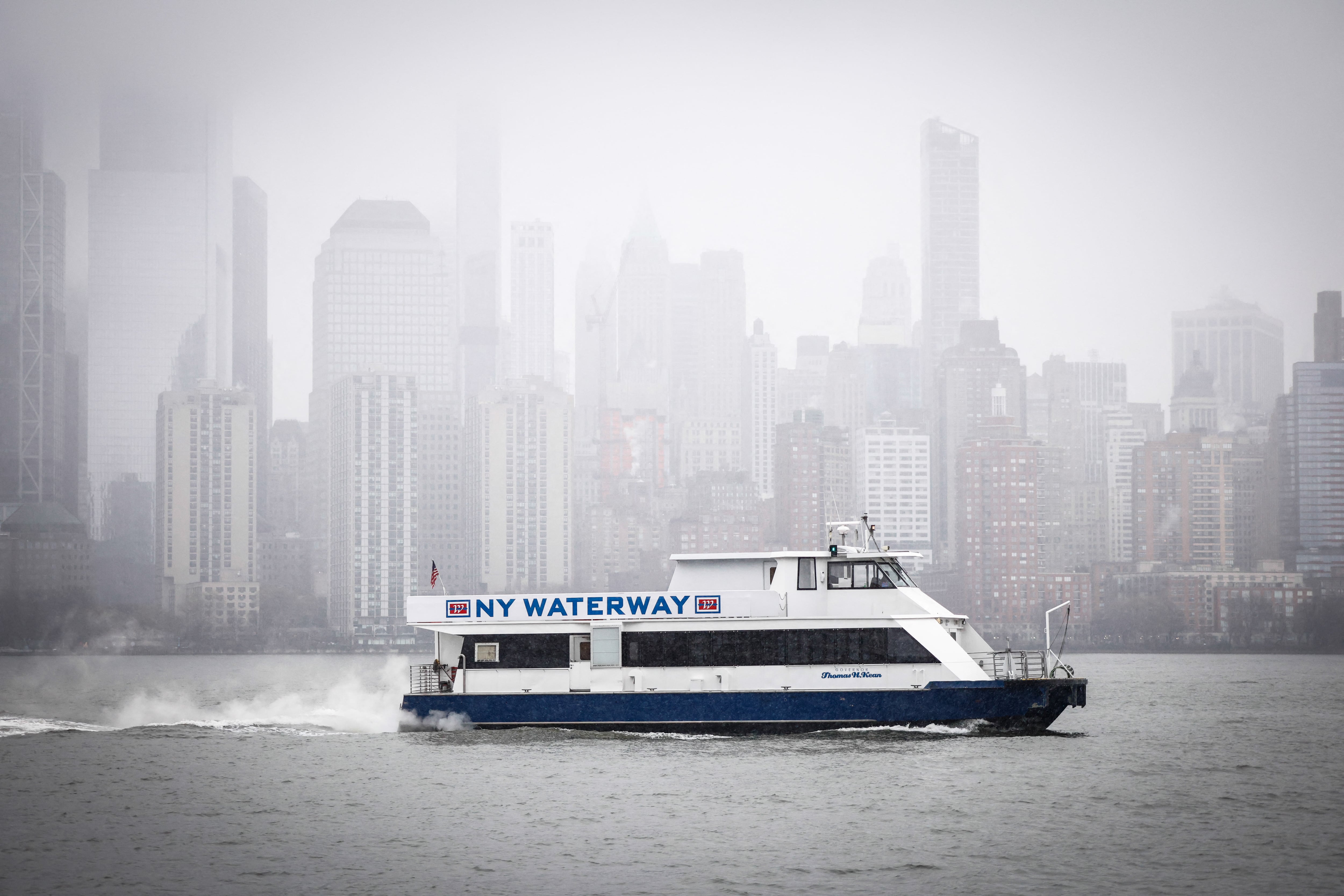 Las tarifas de los servicios de los ferris de NY Waterway subirán un 5,5% desde el lunes 11 de mayo. (Crédito: KENA BETANCUR / GETTY IMAGES NORTH AMERICA / Getty Images via AFP)