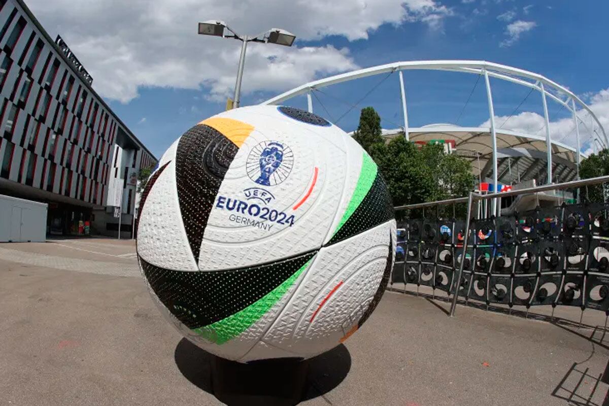 El balón del partido que se utilizará en la Eurocopa 2024 expuesto en el exterior del Stuttgart Arena, una de las 10 sedes del torneo. (Foto: Reuters)