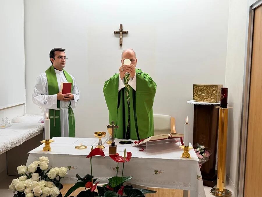 El Vaticano ha publicado este viernes la primera imagen del papa León XIV tras su operación de pulmón, oficiando misa junto a su secretario personal. (Foto: Vaticano/EFE)