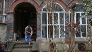 En China, un carpintero rehabilita las casas del "viejo Shanghái"