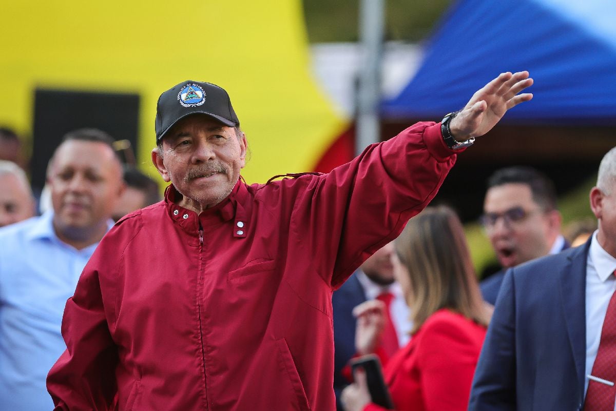 El presidente de Nicaragua, Daniel Ortega, saluda en el Palacio Federal Legislativo el 10 de enero de 2025 en Caracas, Venezuela. (Foto de Jesús Vargas/Getty Images)