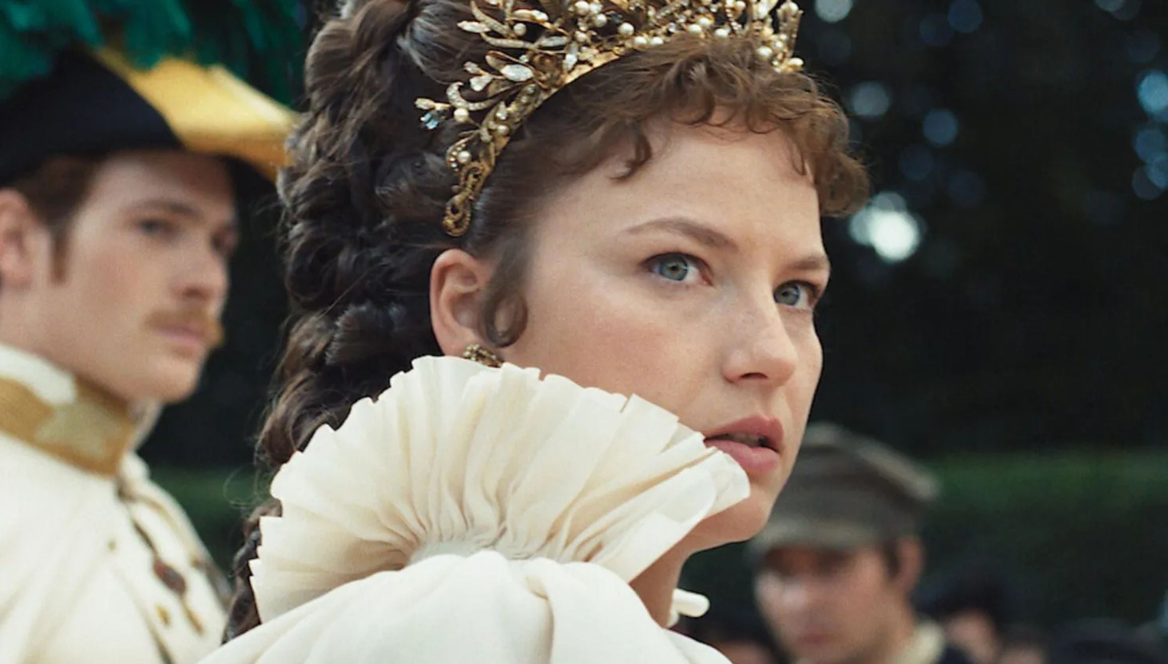 La actriz Devrim Lingnau como Isabel de Baviera en una escena de la serie "La emperatriz" (Foto: Netflix)