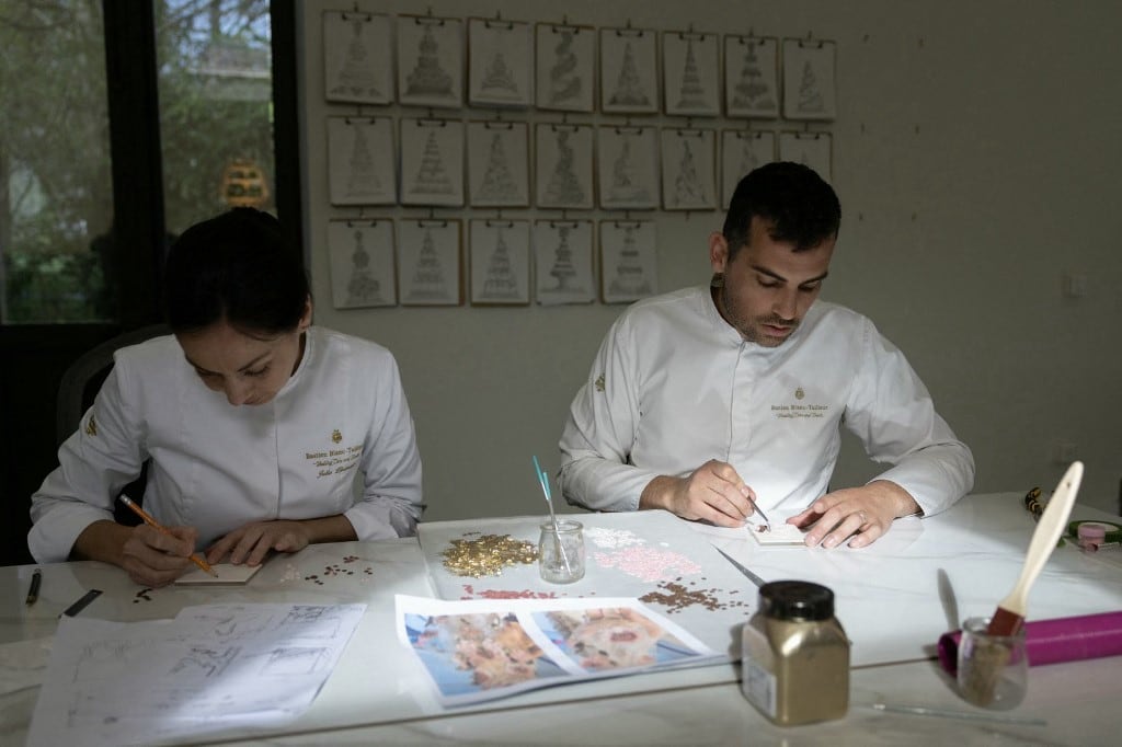 El pastelero francés Bastien Blanc-Tailleur crea decoraciones para un pastel de bodas en su estudio de Saint-Remy-les-Chevreuse, al suroeste de París, el 10 de abril de 2026. (Foto de Thomas SAMSON / AFP)