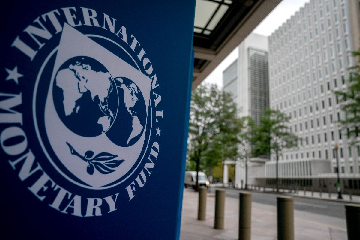 Letrero del Fondo Monetario Internacional (FMI) en el exterior de la sede del organismo en Washington D. C., Estados Unidos, el domingo 12 de octubre de 2025.