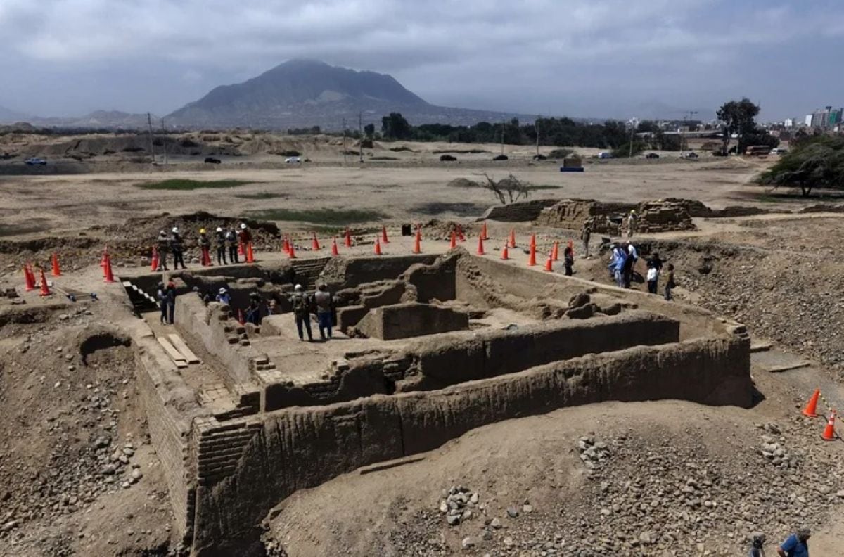 Arqueólogos descubrieron 38 individuos enterrados en una plataforma funeraria intacta del conjunto amurallado Utzh An, en Chan Chan. Foto: EFE.