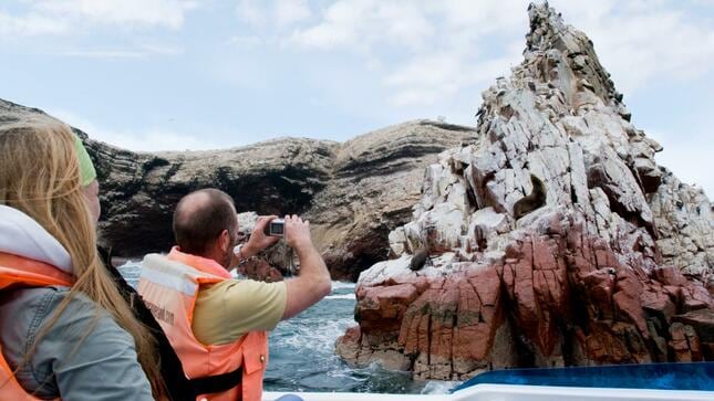 Personas promoviendo el turismo en Paracas. (Foto: gob.pe)