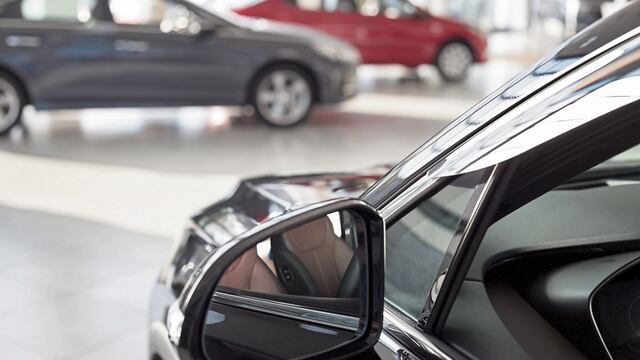 Venta de vehículos cae por tercer mes consecutivo en octubre, afectando a todas las categorías