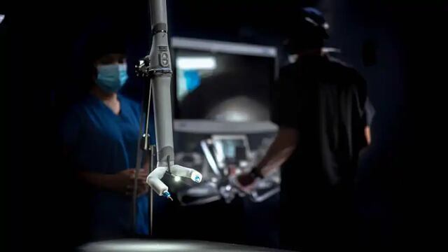 Ingenieros suizos desarrollan un robot que permite a los cirujanos operar con manos y pies