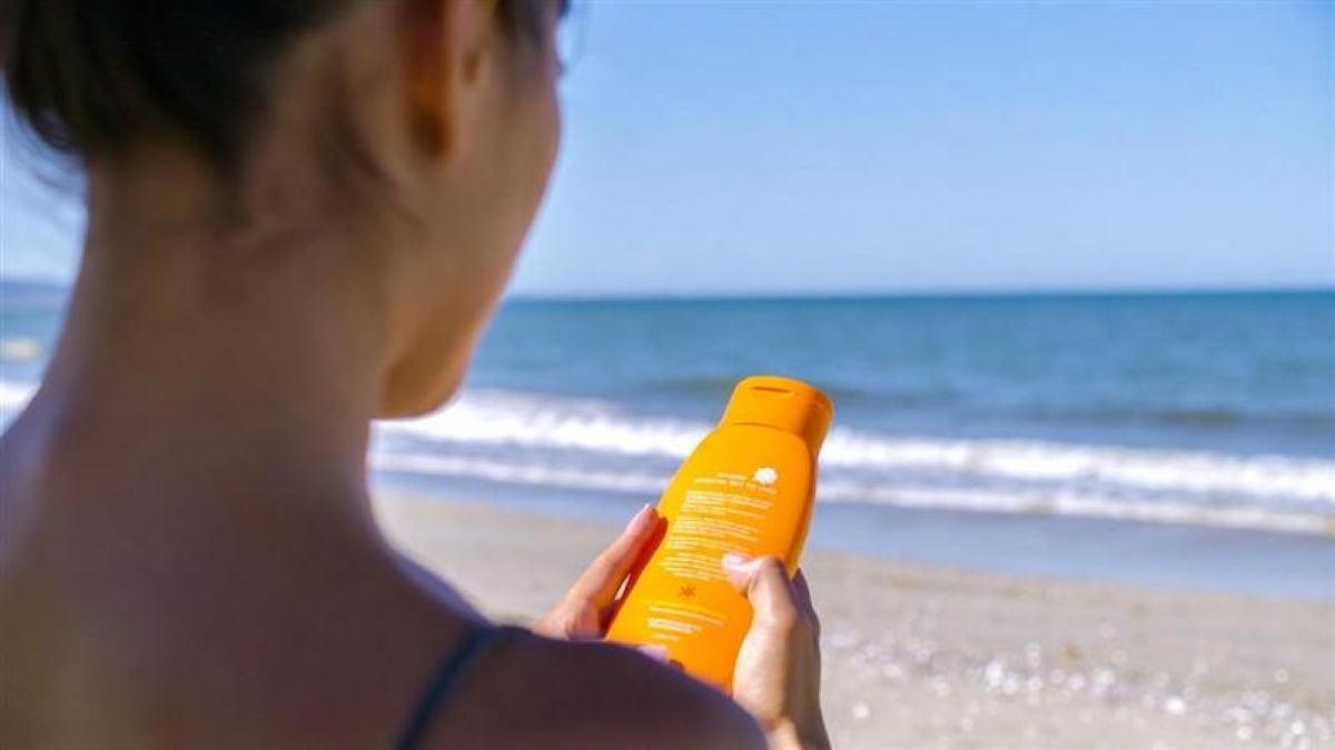 Los consumidores deben revisar cuidadosamente la etiqueta de los protectores solares para asegurarse de que cumplen con la normativa y proteger su piel. Foto: Indecopi.