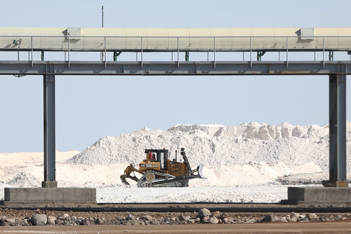 Una maquinaria trabajando en una planta de litio en Colcha K, Bolivia, el 15 de diciembre de 2023. (Foto de Luis Gandarillas / EFE)