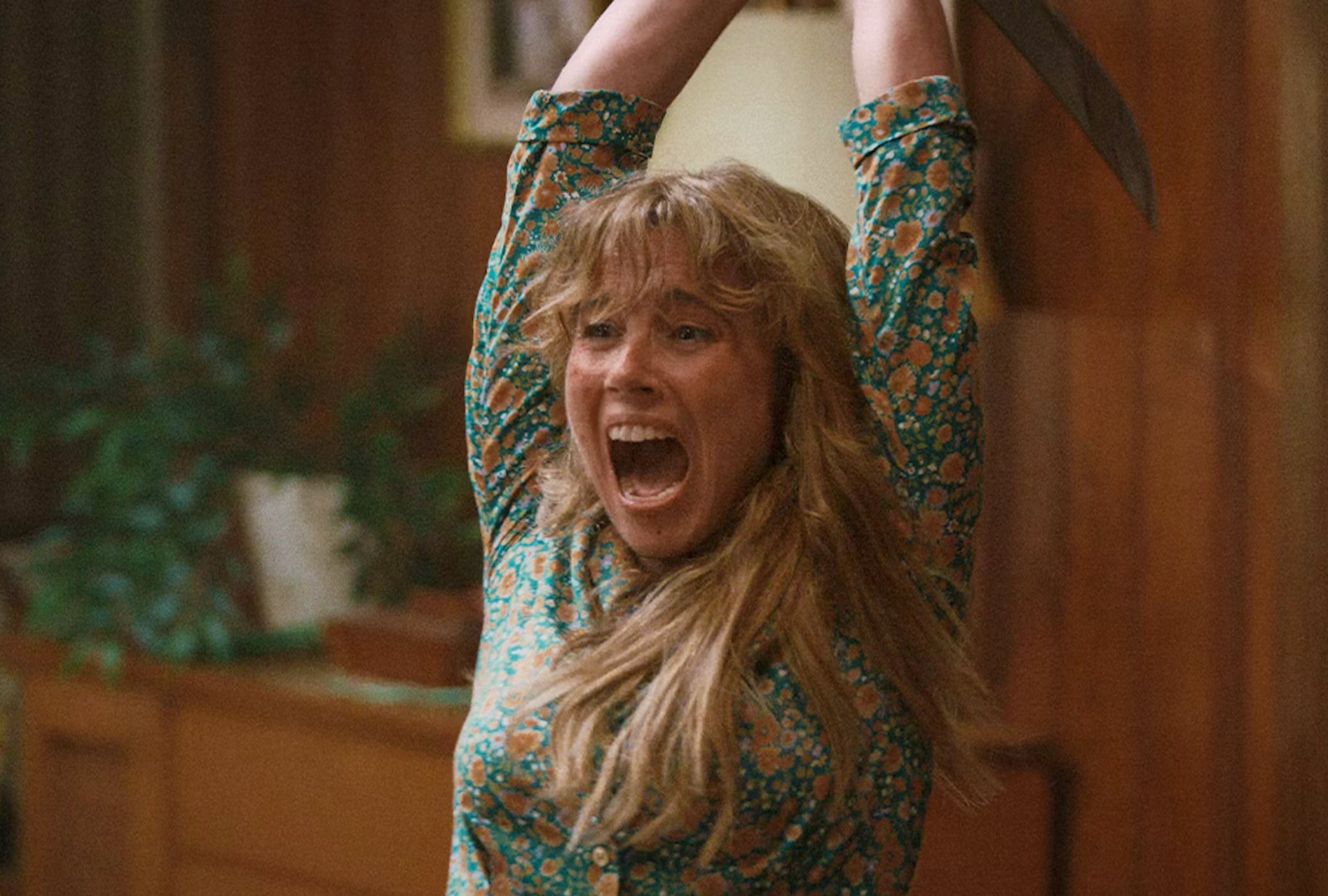La actriz Linda Cardellini interpretando a Pamela Voorhees en la serie de televisión "Crystal Lake" (Foto: A24 / Peacock / Sky / HBO Max)
