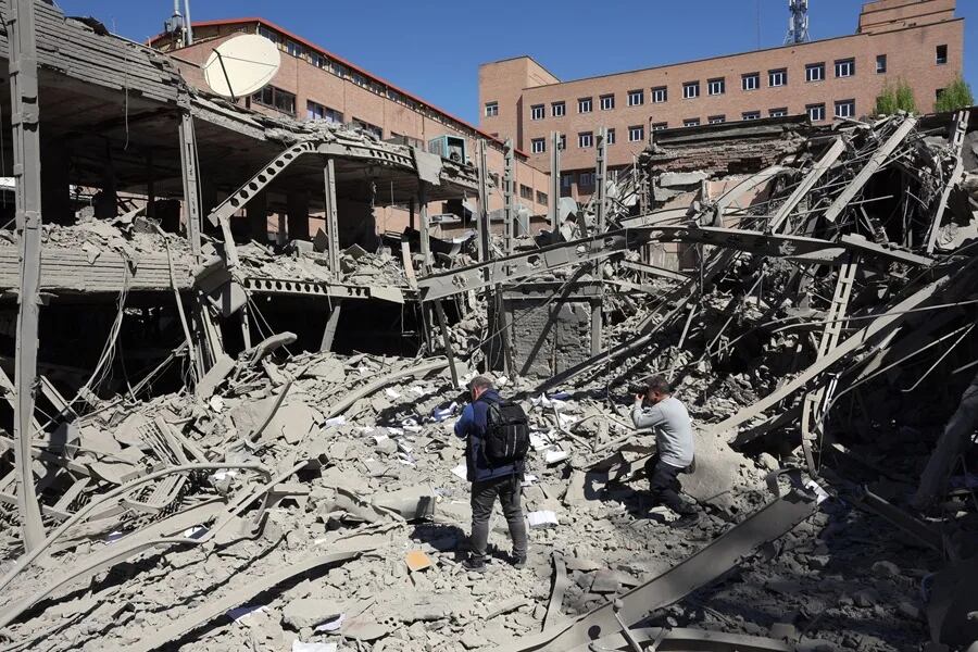 Fotografía del 7 de abril de 2026 de un edificio destruido tras un bombardeo, en la Universidad de Sharif, en Teherán (Irán). EFE/EPA/ Abedin Taherkenareh