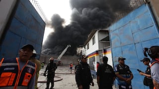 Incendio en Ate: más de 15 unidades de bomberos atienden siniestro en almacén