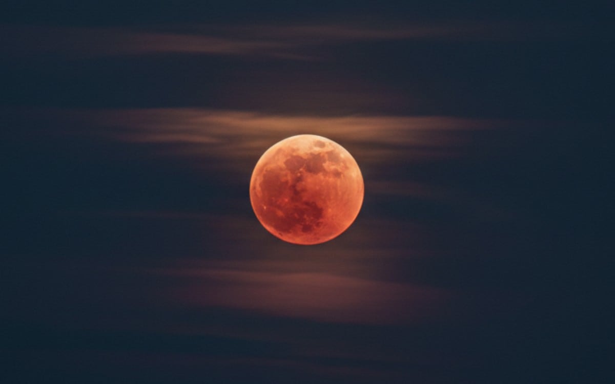 El selenelion es un fenómeno inusual que podría ocurrir el 3 de marzo si la totalidad del eclipse coincide con el Sol y la Luna cerca del horizonte. (Imagen referencial creada por El Comercio MAG usando la IA de "Perplexity")