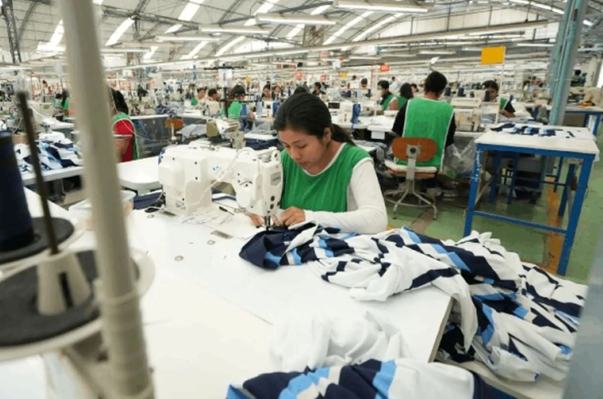 Las temperaturas inusualmente cálidas aceleran cambios en el diseño, la producción y la gestión de inventarios de una industria acostumbrada a planificar con meses de anticipación. Foto: Andina.