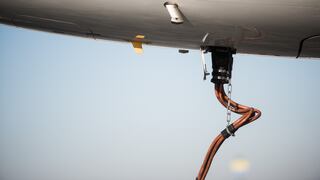 Aerolíneas ante nuevo desafío por alza de precio del combustible