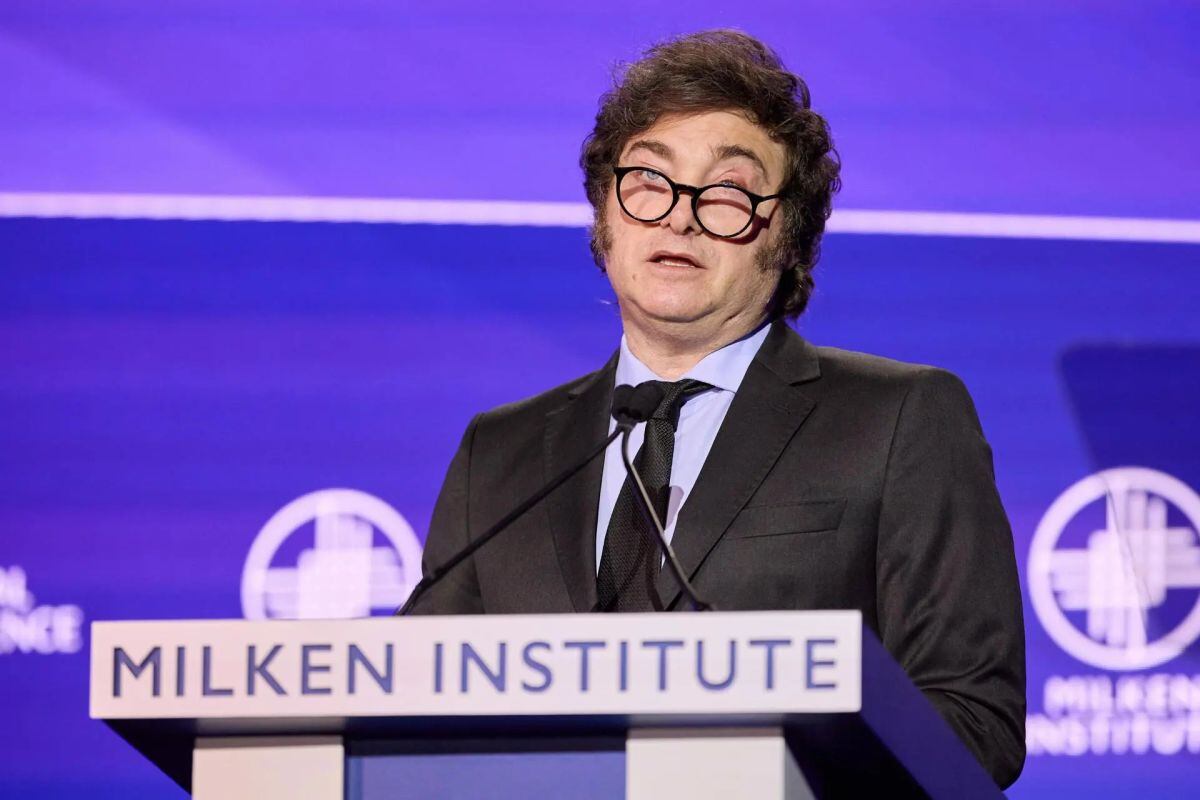 En su discurso de poco más de media hora, el presidente argentino llamó varias veces “héroes” a los asistentes que concurrieron al almuerzo, asegurando que su país es “una promesa de prosperidad”. (Foto: EFE)