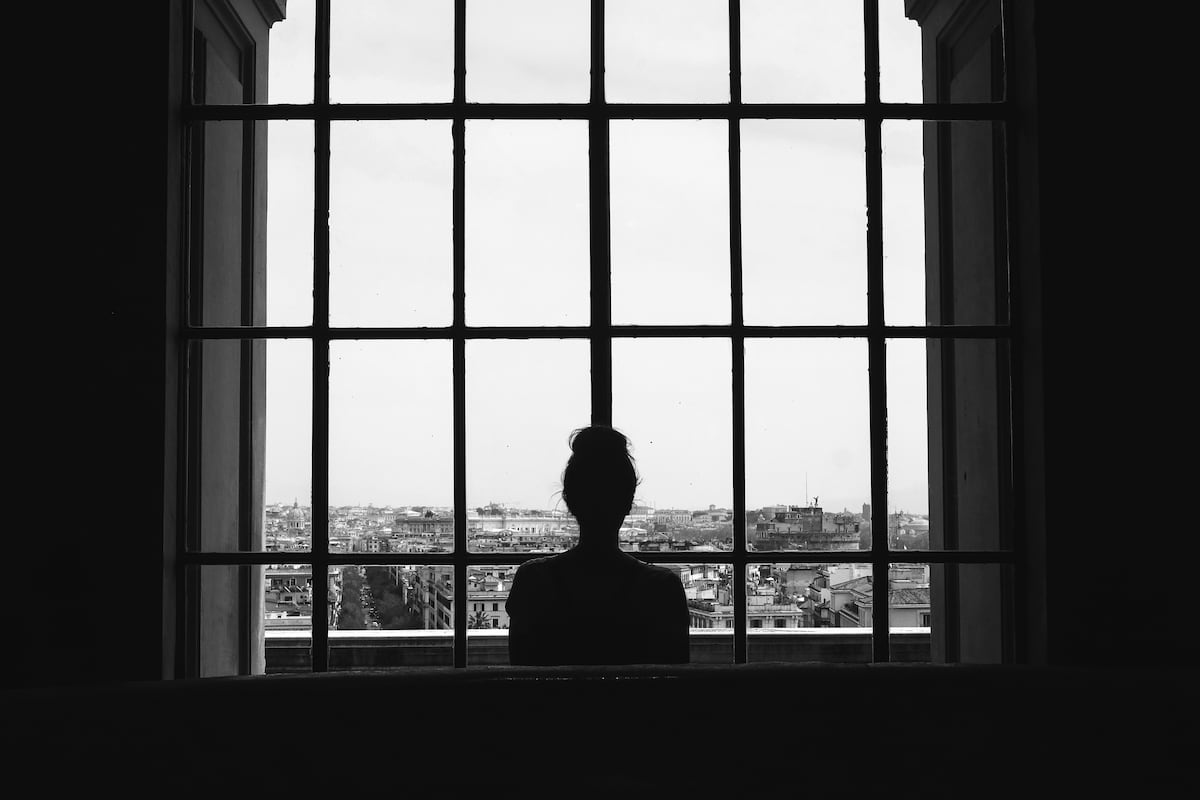 La soltería se asoció con un 79% más de riesgo de síntomas depresivos que el matrimonio; los divorciados o separados tenían un 99% más de riesgo y los viudos un 64% más.