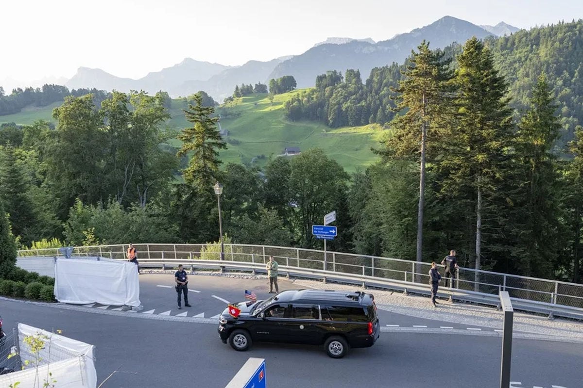 Llegada del convoy del vicepresidente de Estados Unidos, JD Vance, al complejo turístico de Bürgenstock en Obbuergen, Suiza, este 21 de junio. Foto: EFE/EPA/Urs Flueeler